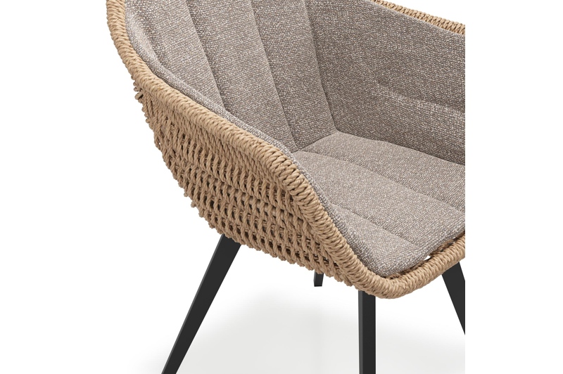 Chaise de jardin Pagino en aluminium noir et résine tressée ronde naturel avec coussin en All Weather Sunbrella® Luxe Wander Manioc