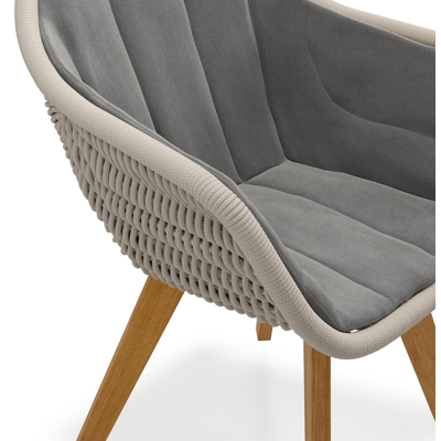 Chaise de jardin Pagino en teck naturel et corde ronde tissée verticalement beige avec coussin en All Weather Sunbrella® Luxe Natte Charcoal Chine