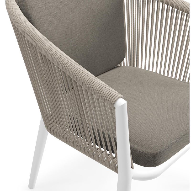 Orso tuinstoel in wit aluminium en beige verticaal geweven ronde rope met zitkussen in All Weather Sunbrella® Luxe Natte Carbon Beige