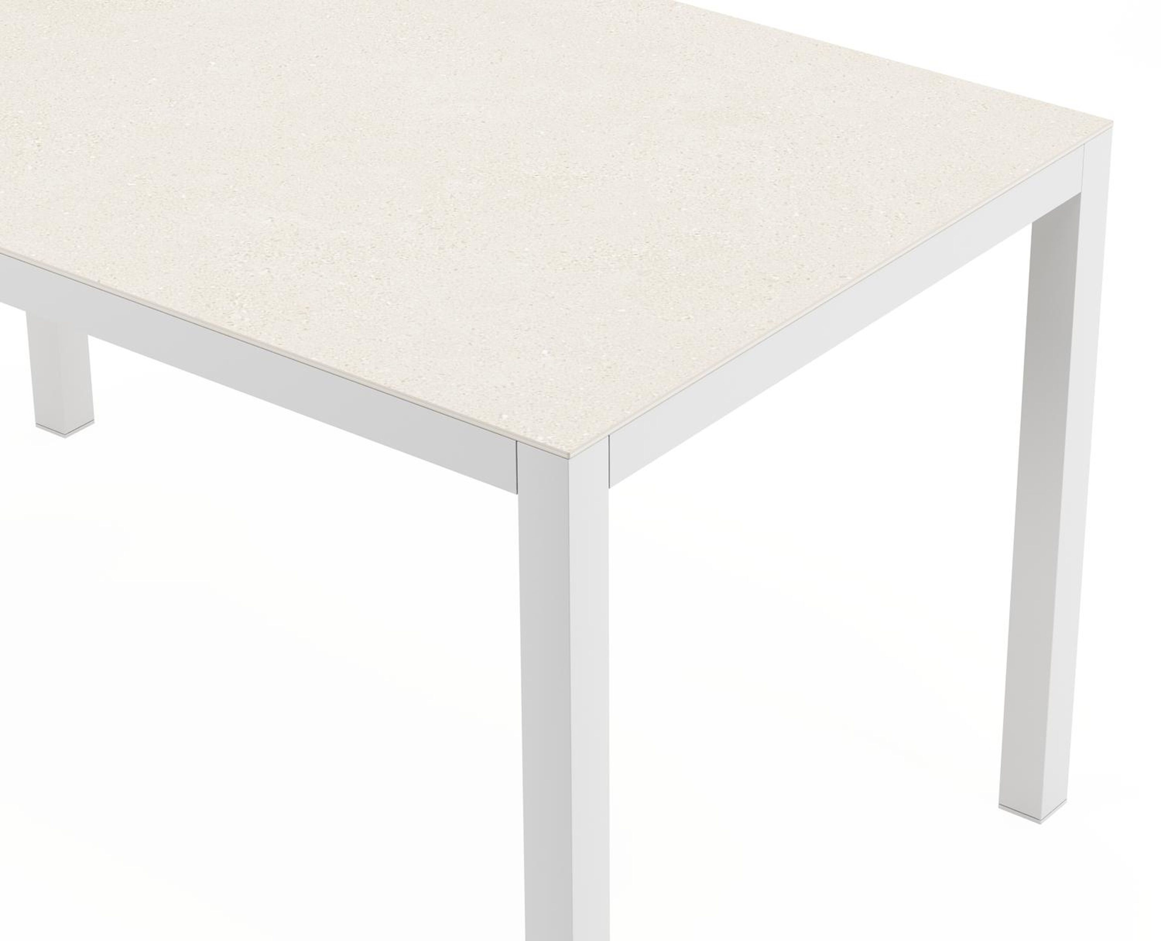 Feltro tuinset in wit aluminium en sintered stone Crema minerale met 2 Calobra tuinstoelen