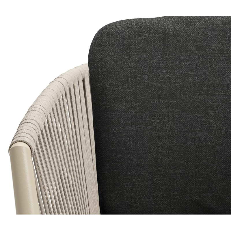 Chaise de jardin Orso en aluminium beige et corde plate tissée verticalement beige avec coussin luxe en All Weather Sunbrella® Luxe Chartres Sooty