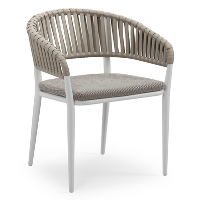Chaise de jardin empilable Tolfa en aluminium blanc et corde large plate de luxe tissée verticalement beige avec coussin en All Weather Sunbrella® Luxe Lopi Pepper