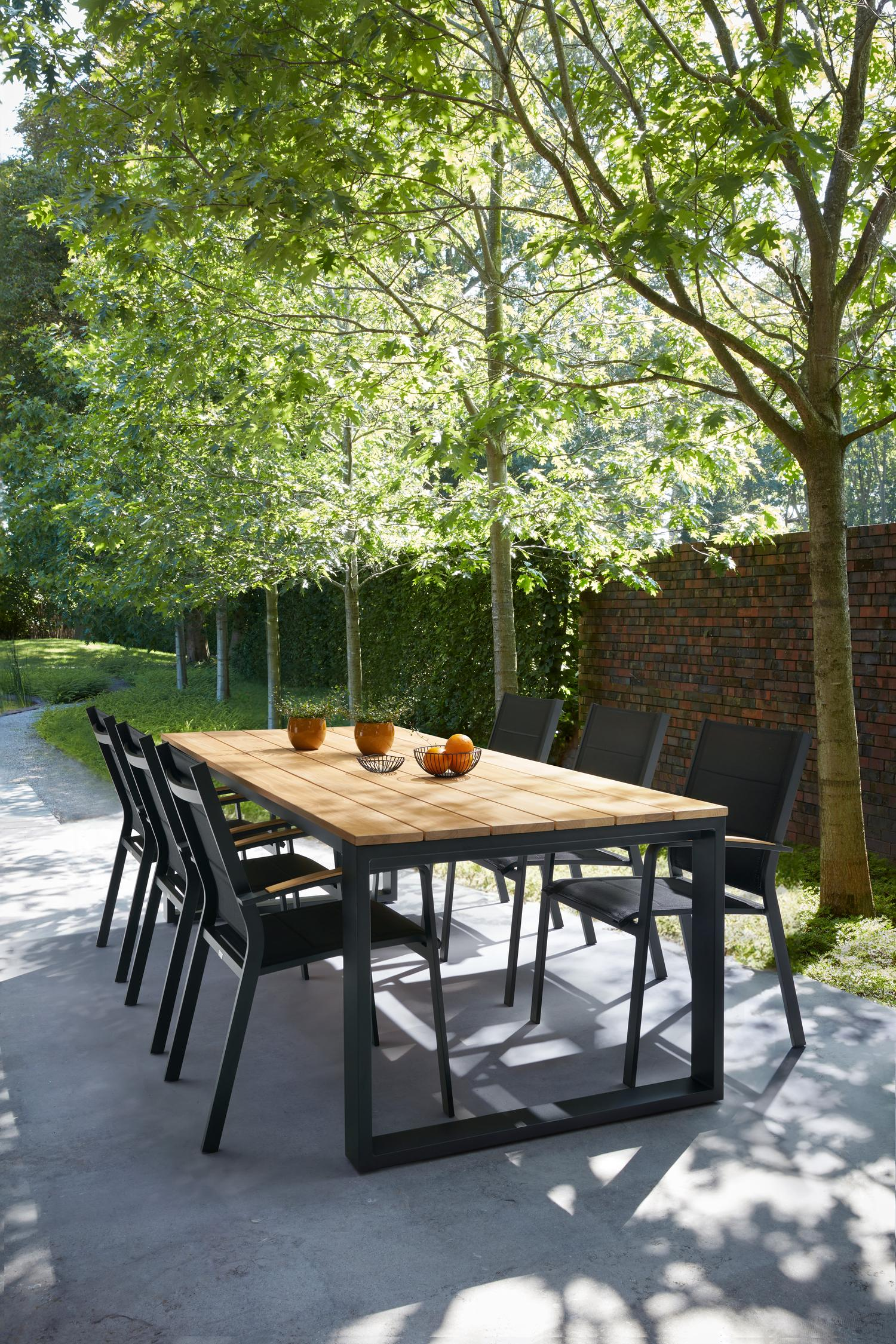 Lioni stapelbare tuinstoel in zwart aluminium en zwart comfort textilene en teak armleuning