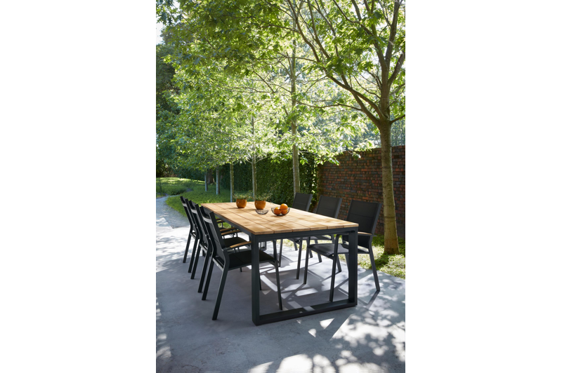 Chaise de jardin empilable Lioni in aluminium noir et textilène confort noir et accoudoir en teck armleuning