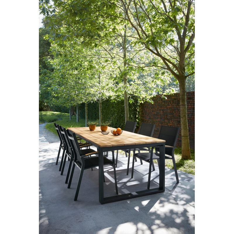 Lioni stapelbare tuinstoel in zwart aluminium en zwart comfort textilene en teak armleuning