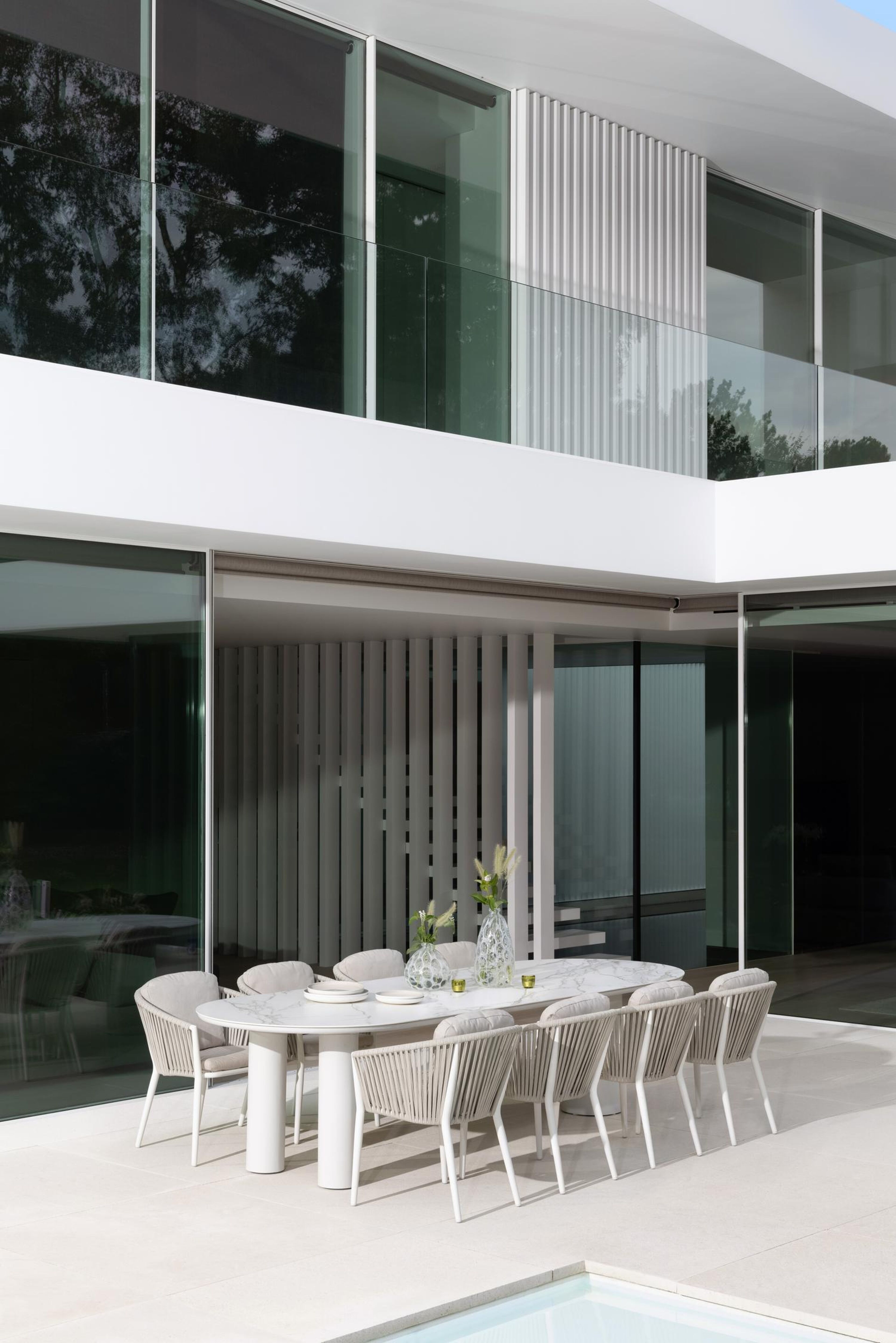 Organo tuintafel ovaal in wit aluminium en volkeramiek  calacatta - L 300 x B 110 x H 74 cm