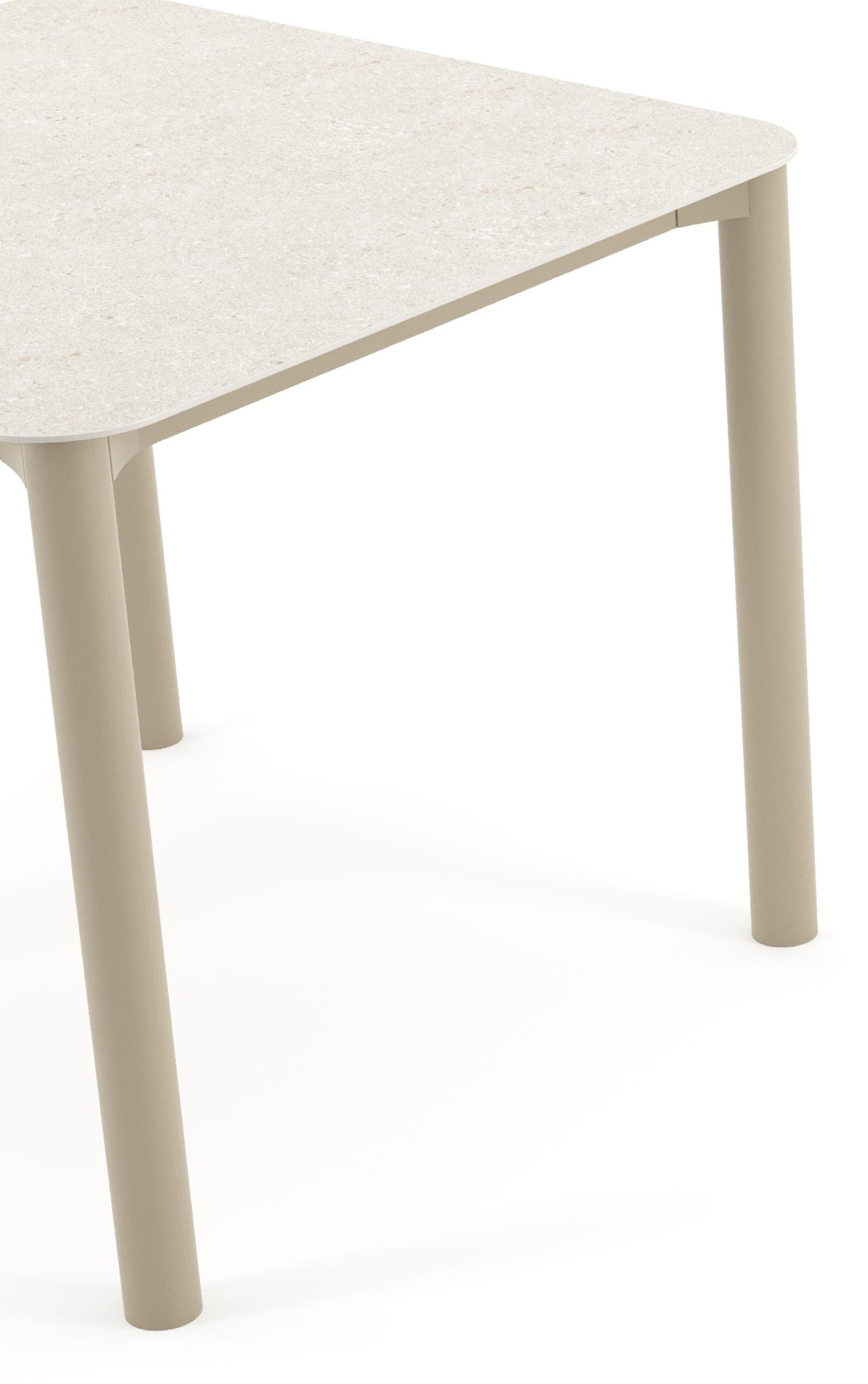 Table de jardin Orso rectangulaire arrondi en aluminium beige et céramique pleine Shilin - Lg. 90 x Lrg. 90 x Haut. 75 cm