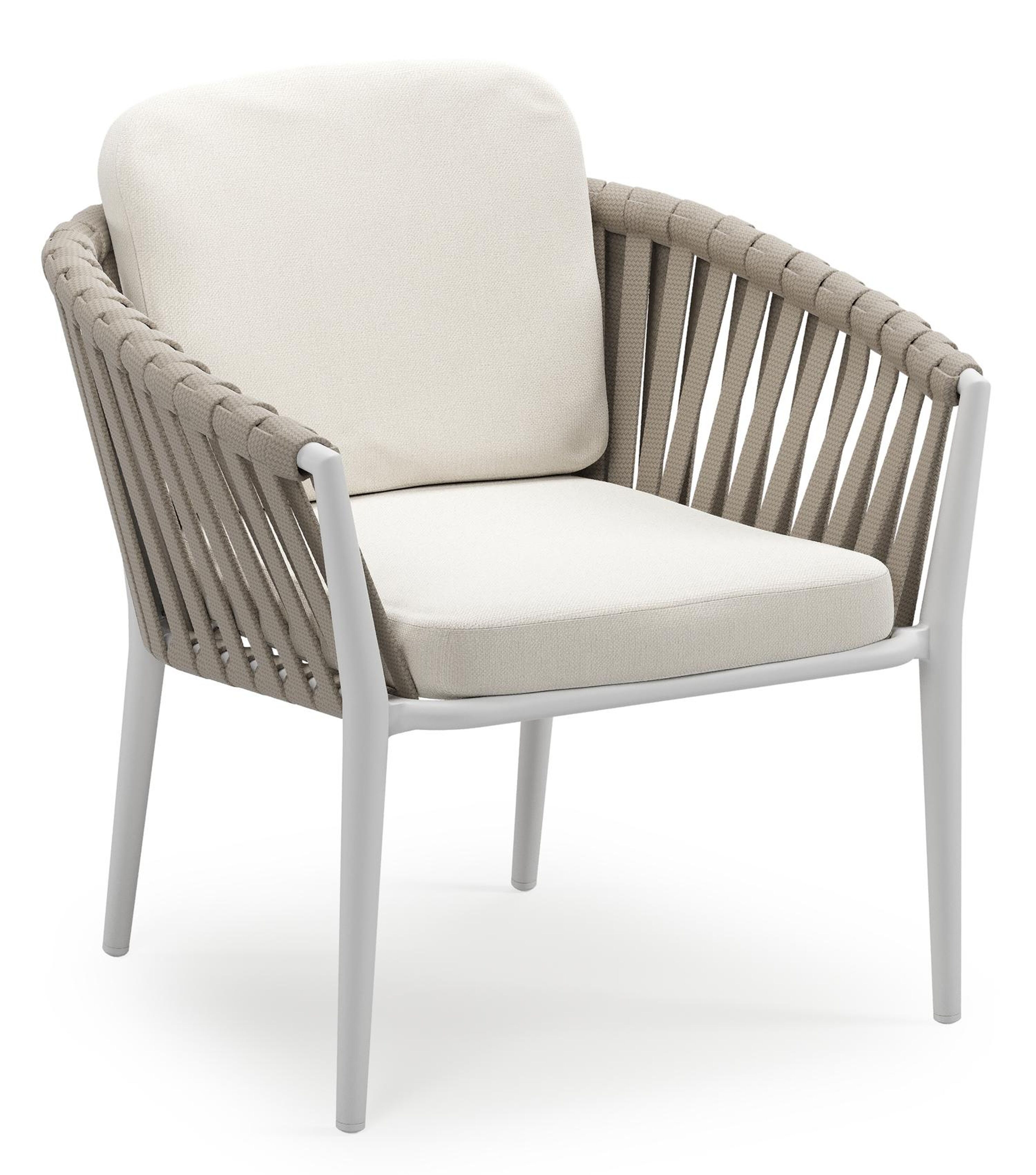 Orso low dining tuinstoel in wit aluminium en beige verticaal geweven luxe vlakke brede rope met stoelkussen in All Weather Sunbrella® Luxe Savane White