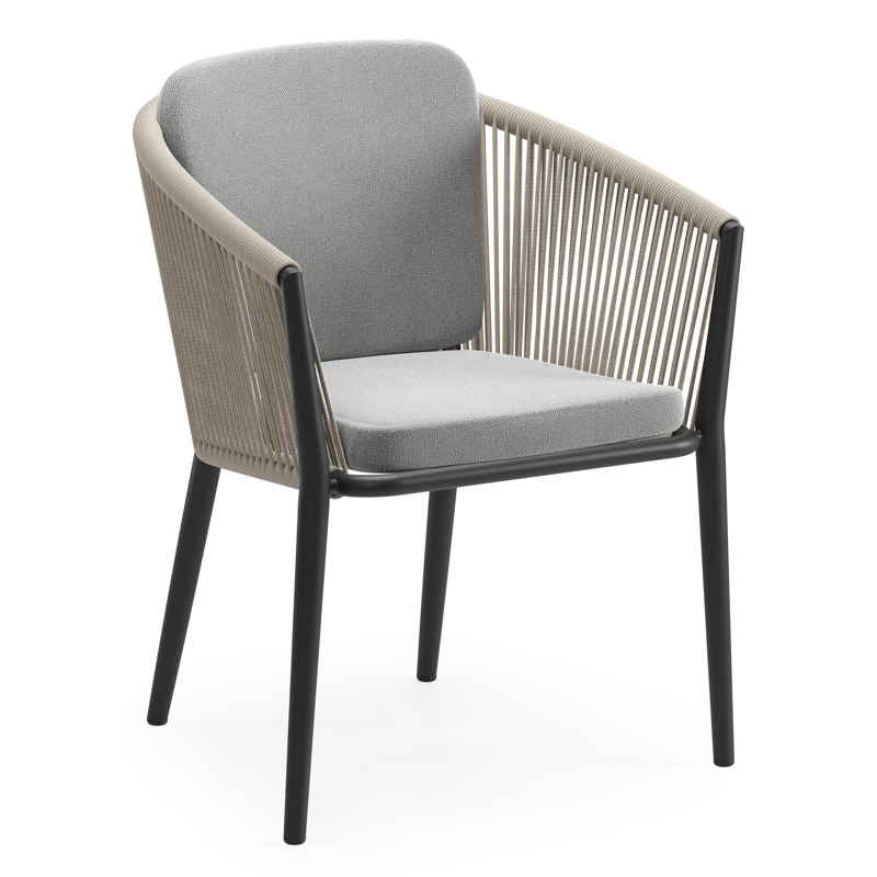 Orso tuinstoel in zwart aluminium en beige verticaal geweven ronde rope met zitkussen in All Weather Sunbrella® Luxe Savane Grey