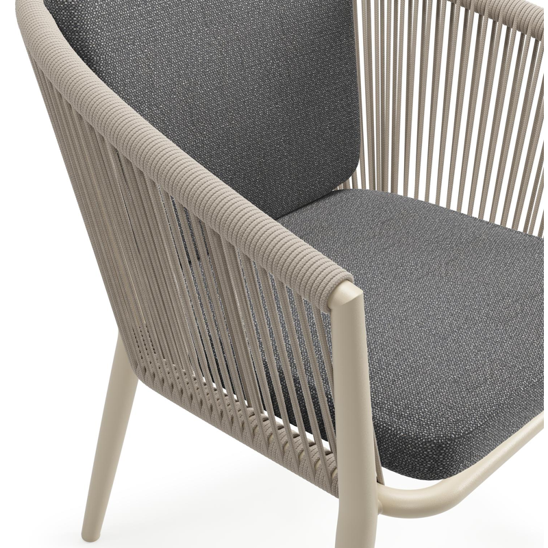 Orso tuinstoel in beige aluminium en beige verticaal geweven ronde rope met zitkussen in All Weather Sunbrella® Luxe Savane Tornado