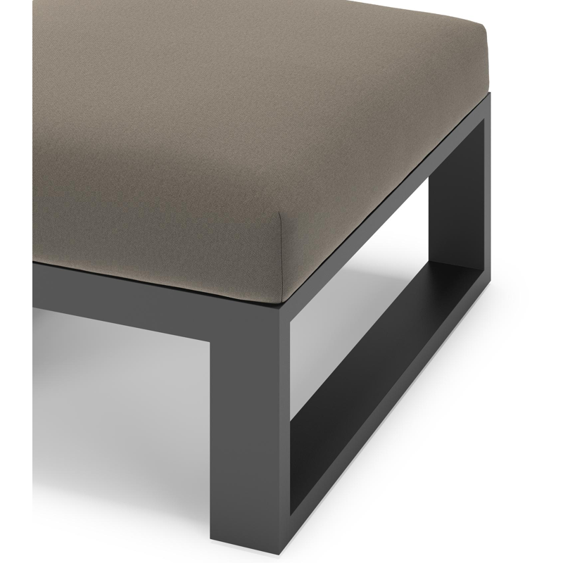 Verato poef in zwart aluminium met natte carbon beige all weather sunbrella® luxe kussen