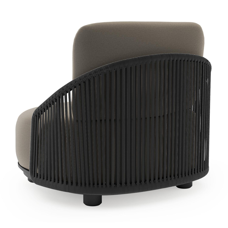 Fauteuil de jardin Vadelo en aluminium noir et corde ronde tissée verticalement noir et coussins en all weather sunbrella® luxe natte carbon beige