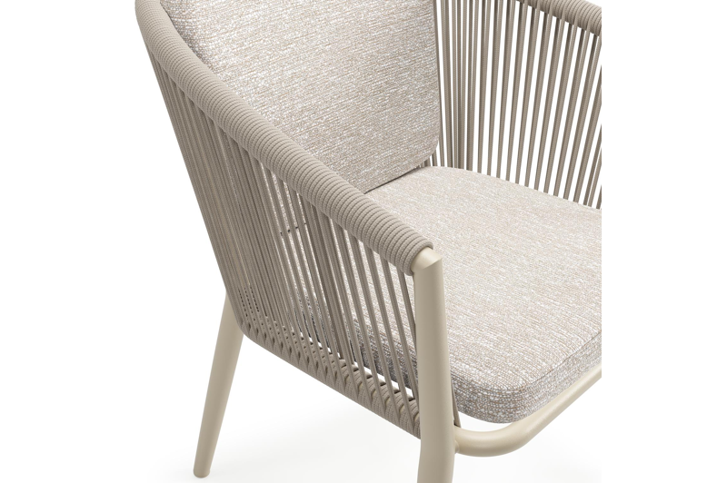Orso tuinstoel in beige aluminium en beige verticaal geweven ronde rope met zitkussen in All Weather Sunbrella® Luxe Tundra Sand