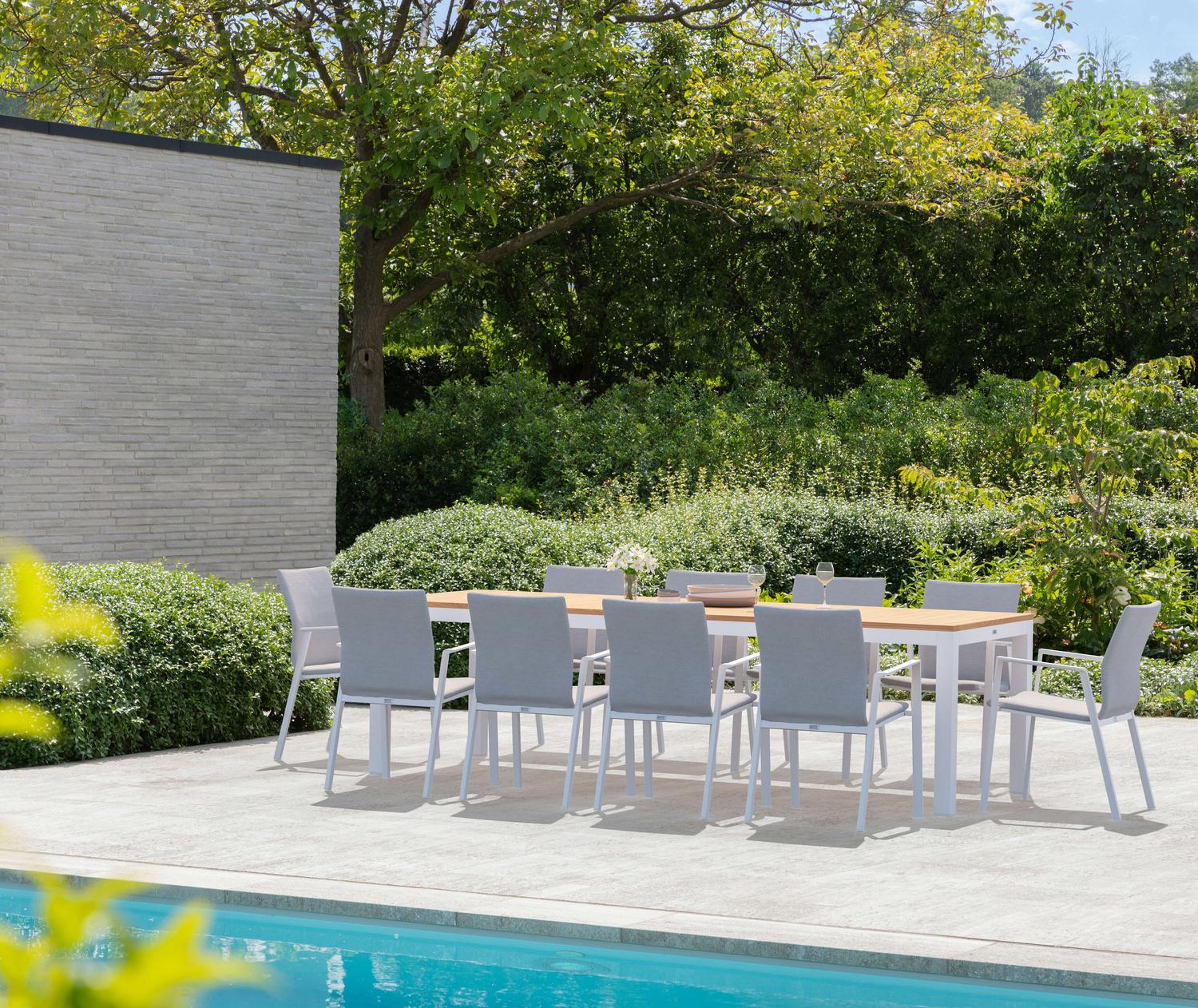 Varese tuinset in wit aluminium en naturel teak tafelblad met 10 stapelbare Madura tuinstoelen