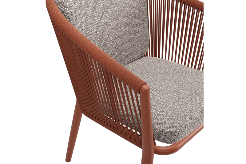 Orso tuinstoel in roestbruin aluminium en roestbruin verticaal geweven ronde rope met zitkussen in All Weather Sunbrella® Luxe Wander Granite