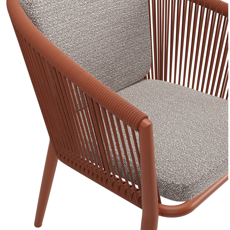 Chaise de jardin Orso en aluminium brun rouille et corde ronde tissée verticalement brun rouille avec coussin en All Weather Sunbrella® Luxe Wander Granite