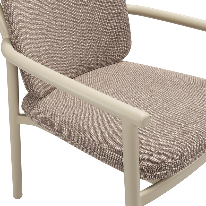Bono stapelbare tuinstoel in beige aluminium met stoelkussen in All Weather Sunbrella® Luxe Savane Earth