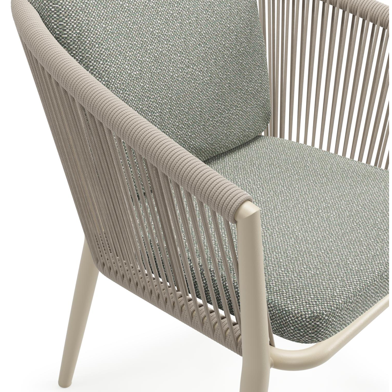 Orso tuinstoel in beige aluminium en beige verticaal geweven ronde rope met luxe zitkussen in All Weather Sunbrella® Luxe Savane Leaf