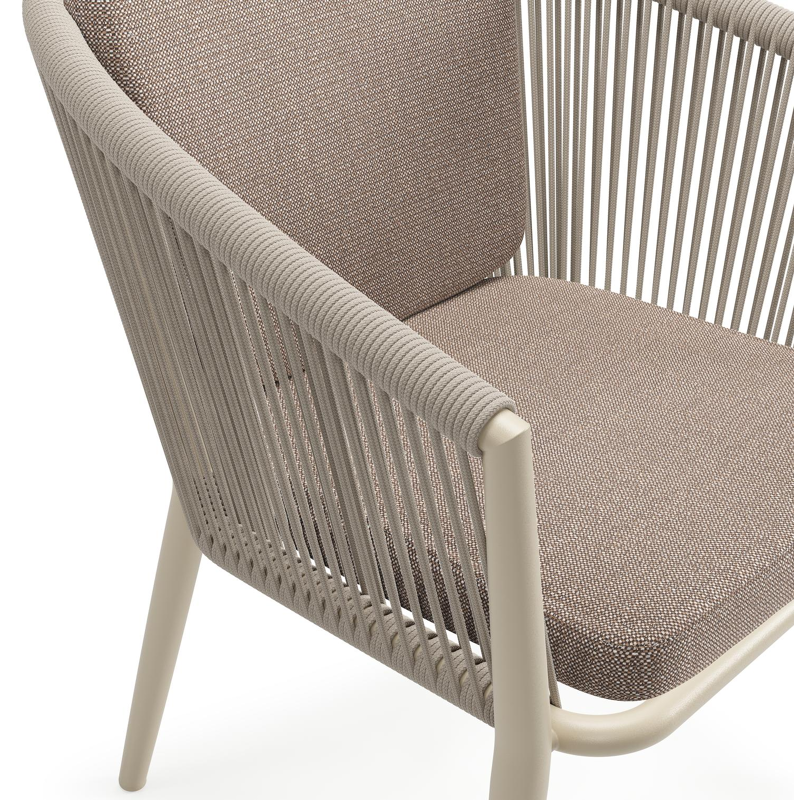 Orso tuinstoel in beige aluminium en beige verticaal geweven ronde rope met zitkussen in All Weather Sunbrella® Luxe Savane Earth