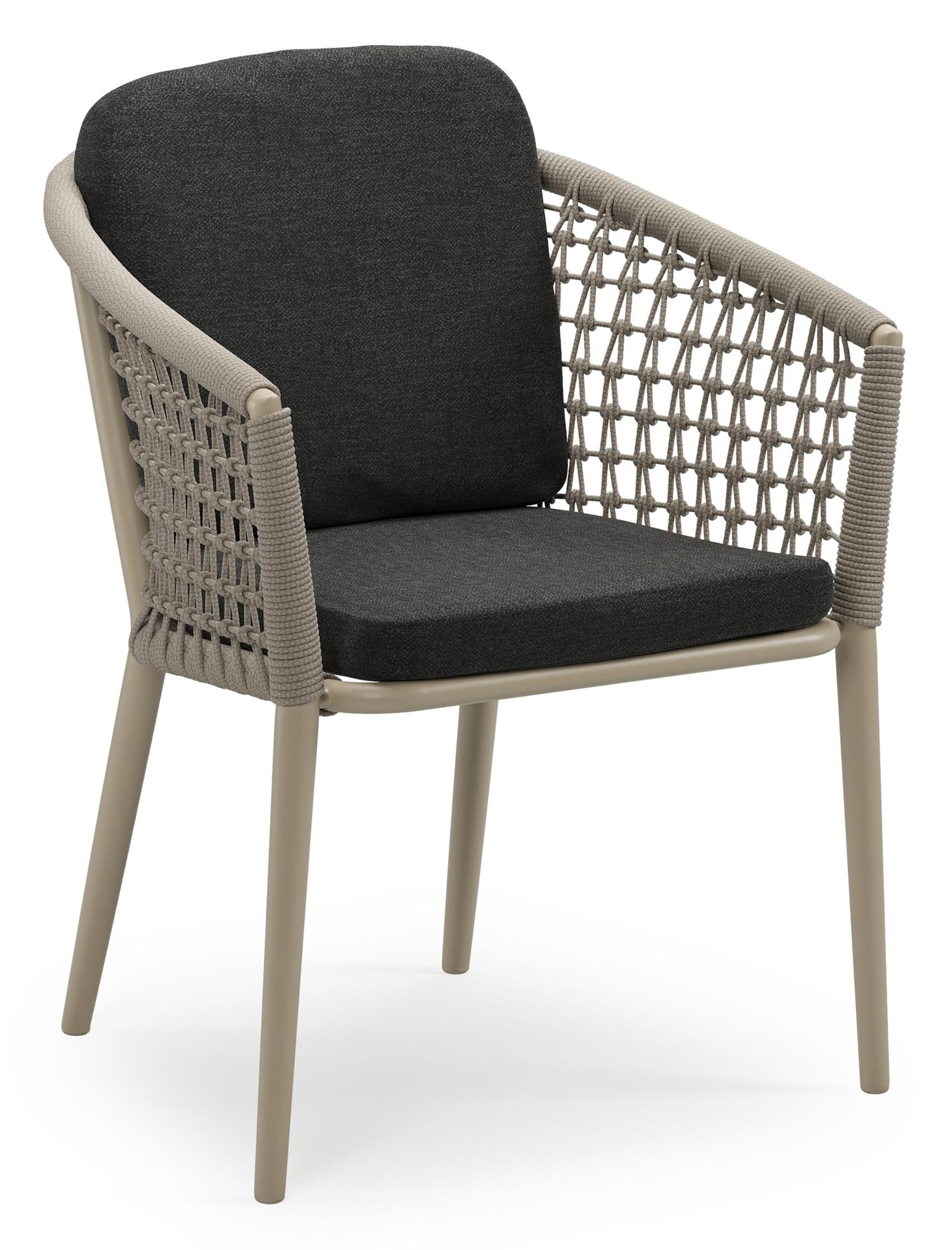 Orso stapelbare tuinstoel in beige aluminium en beige visnet geweven ronde rope met stoelkussen in All Weather Sunbrella® Luxe Chartres Sooty