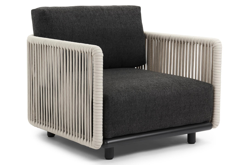 Organo loungestoel 1-zit in zwart aluminium en beige verticaal geweven luxe vlakke rope met chartres sooty all weather sunbrella® luxe kussen