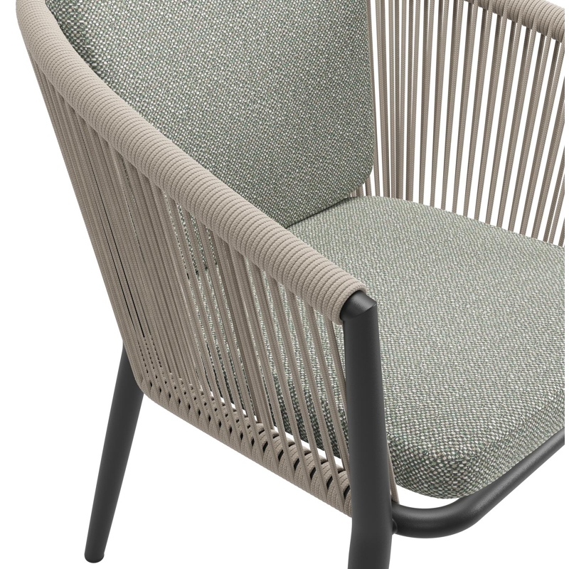 Orso tuinstoel in zwart aluminium en beige verticaal geweven ronde rope met zitkussen in All Weather Sunbrella® Luxe Savane Leaf