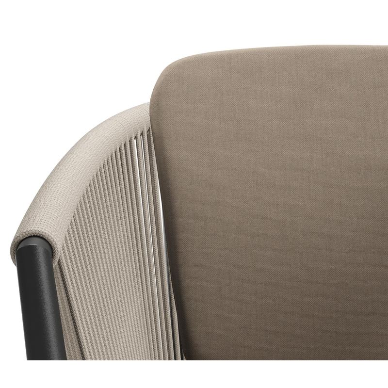Orso tuinstoel in zwart aluminium en beige verticaal geweven ronde rope met zitkussen in All Weather Sunbrella® Luxe Natte Heather Grey