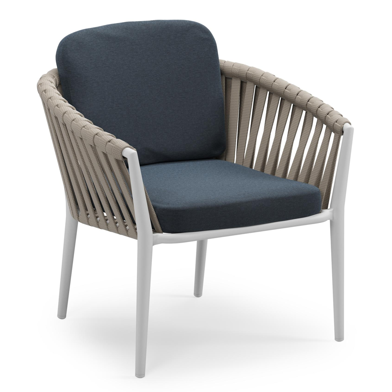 Orso low dining tuinstoel in wit aluminium en beige verticaal geweven luxe vlakke brede rope met stoelkussen in All Weather Sunbrella® Luxe Heritage Indigo