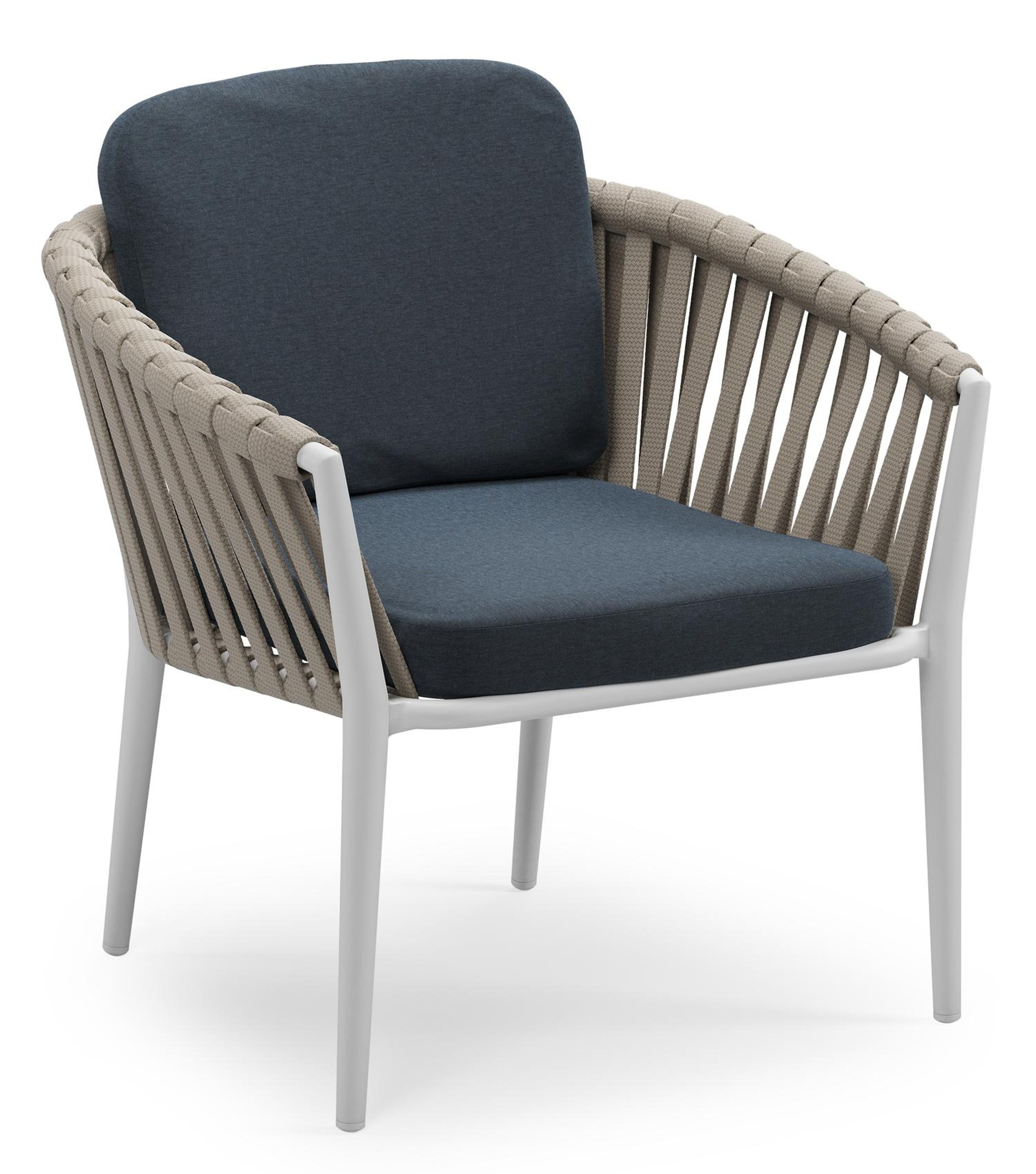 Orso low dining tuinstoel in wit aluminium en beige verticaal geweven luxe vlakke brede rope met stoelkussen in All Weather Sunbrella® Luxe Heritage Indigo