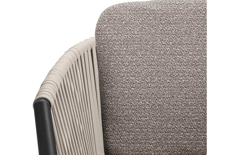 Orso tuinstoel in beige aluminium en beige verticaal geweven vlakke rope met kussen in All Weather Sunbrella® Luxe Wander Granite