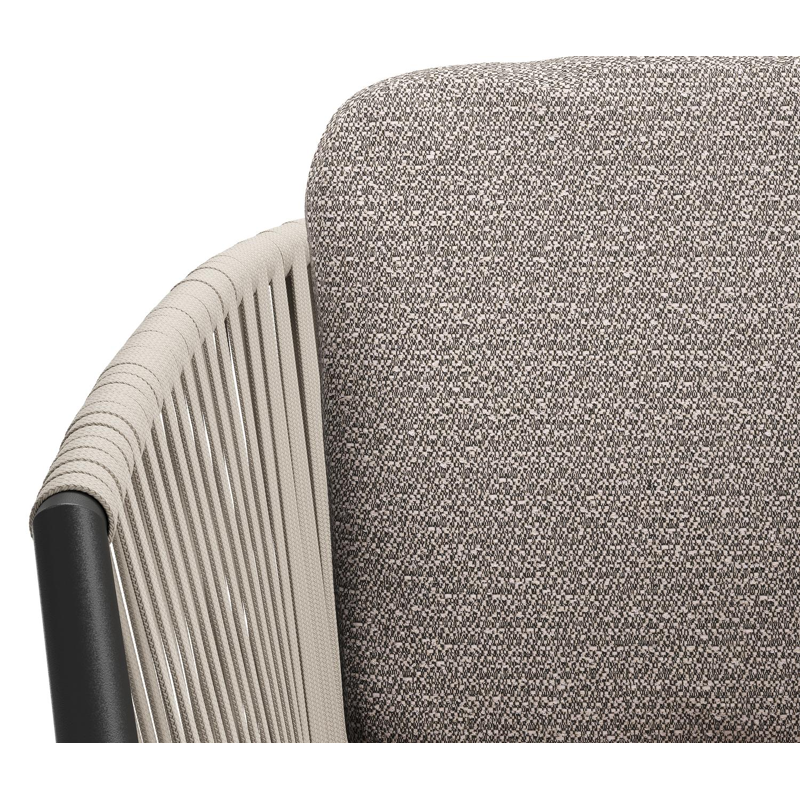 Orso tuinstoel in beige aluminium en beige verticaal geweven vlakke rope met kussen in All Weather Sunbrella® Luxe Wander Granite