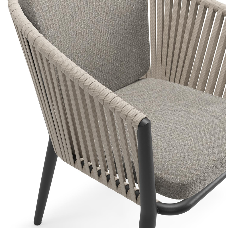 Chaise de jardin Orso en aluminium noir et corde plate tissée verticalement beige avec coussin en All Weather Sunbrella® Luxe Lopi Silver