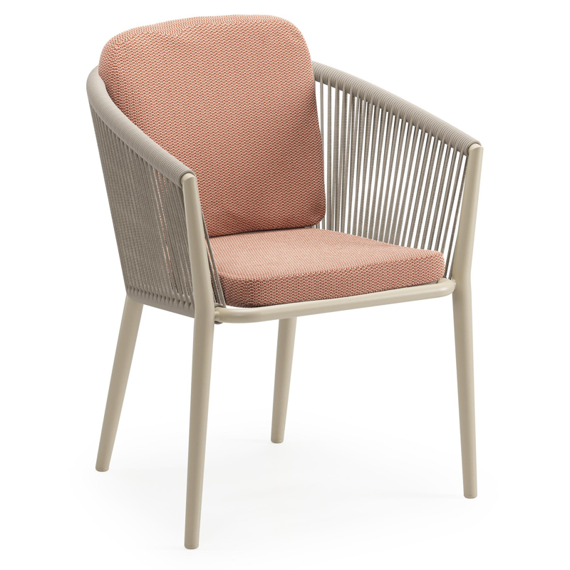Orso tuinstoel in beige aluminium en beige verticaal geweven ronde rope met luxe zitkussen in All Weather Sunbrella® Luxe Lopi Fawn