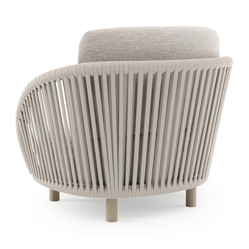 Fauteuil de jardin Lupino en aluminium beige et corde large plate de luxe tissée verticalement beige et coussins en all weather sunbrella® luxe tundra sand