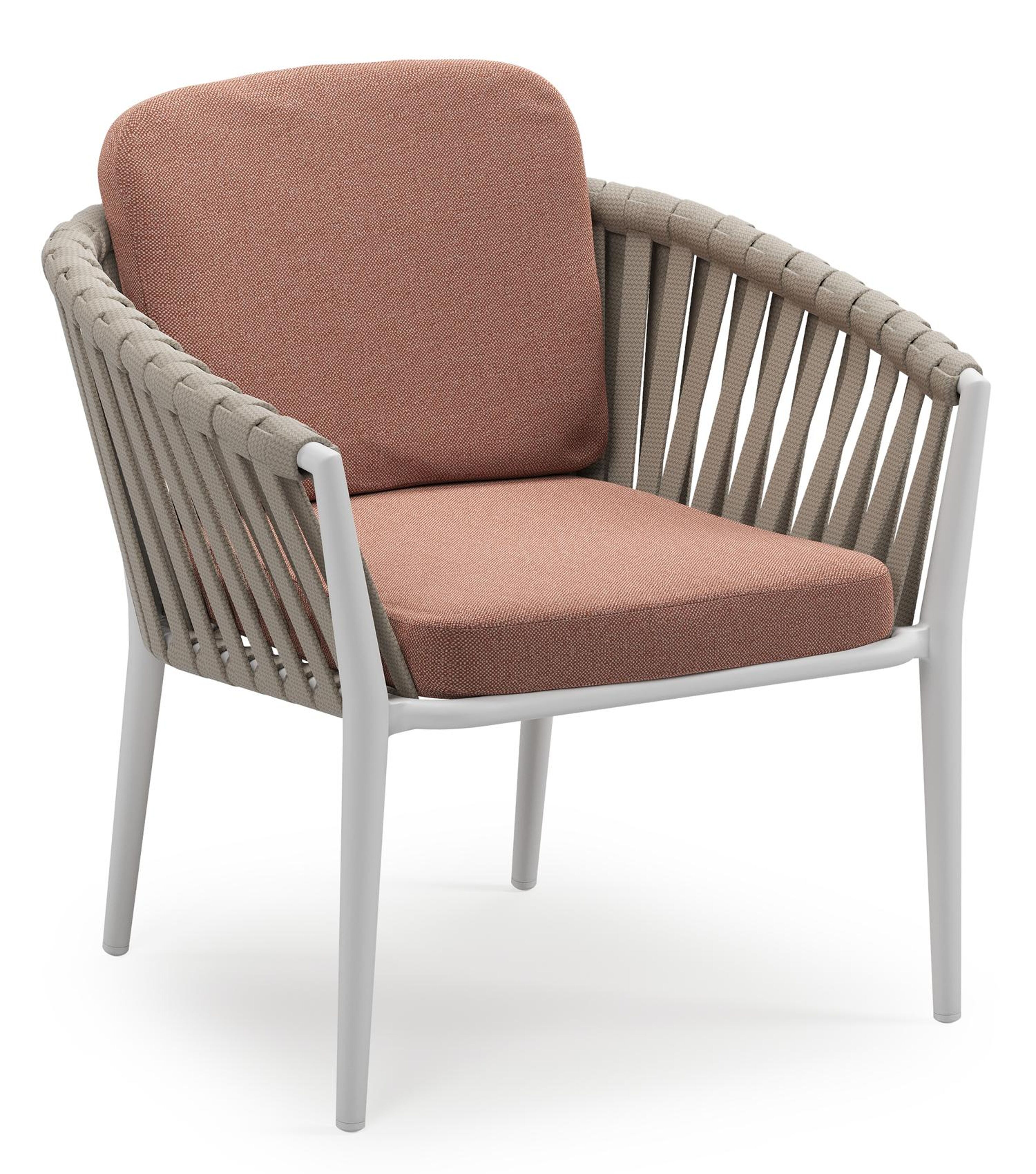 Orso low dining tuinstoel in wit aluminium en beige verticaal geweven luxe vlakke brede rope met stoelkussen in All Weather Sunbrella® Luxe Savane Rust