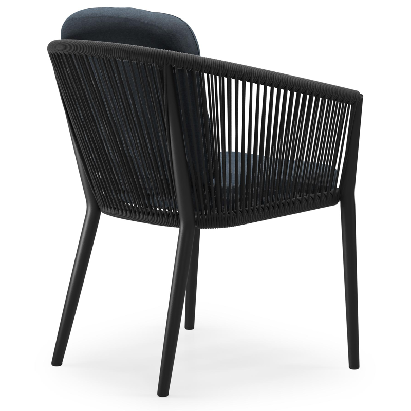 Orso tuinstoel in zwart aluminium en zwart verticaal geweven ronde rope met luxe zitkussen in All Weather Sunbrella® Luxe Heritage Indigo