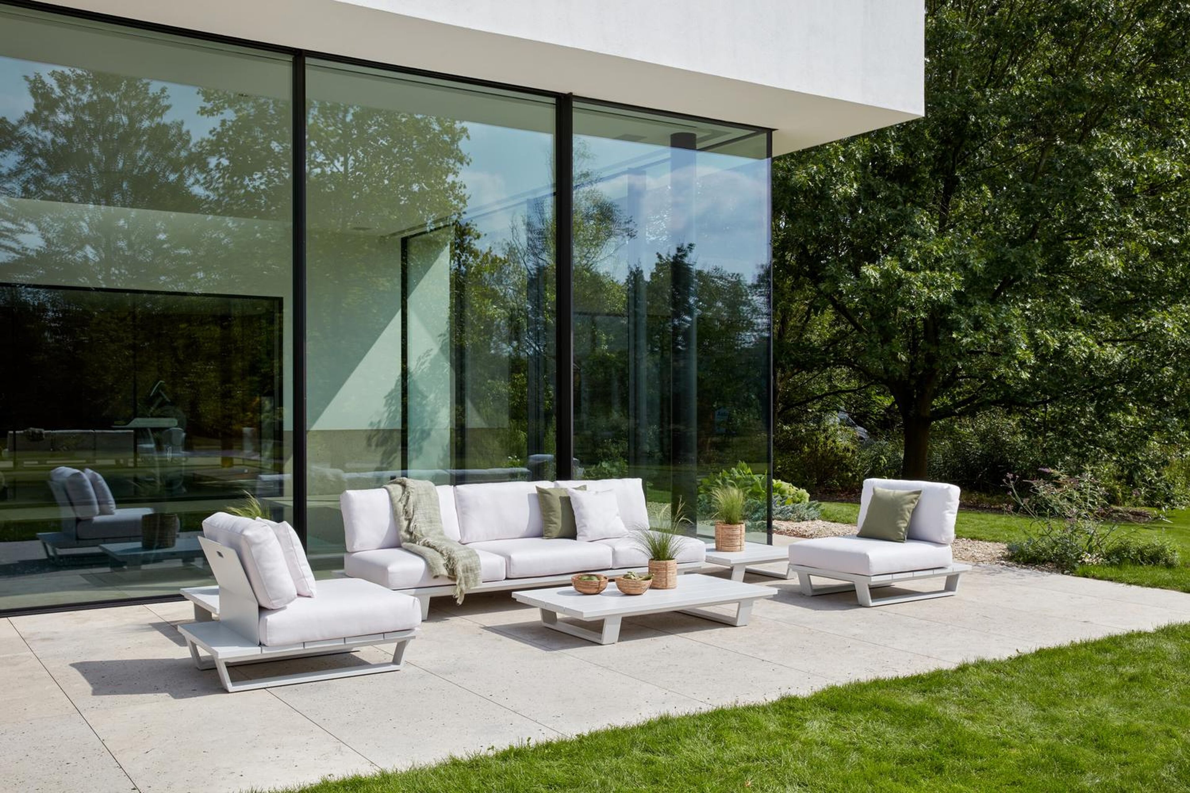 Canapé de jardin Pagino en aluminium blanc avec coussins en all weather sunbrella® luxe savane nimbus