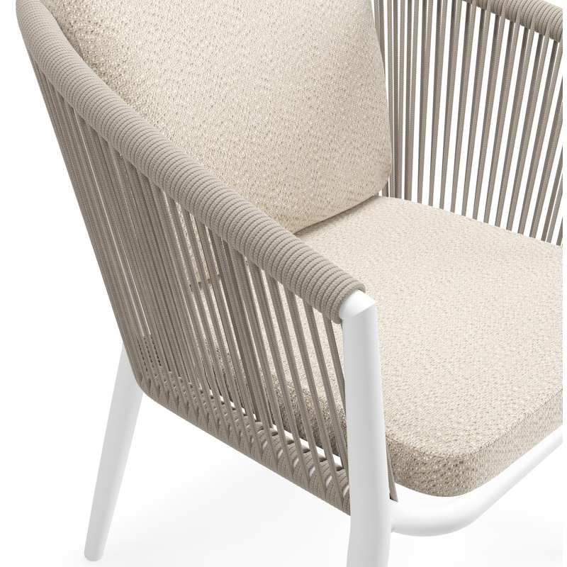 Orso tuinstoel in wit aluminium en beige verticaal geweven ronde rope met luxe zitkussen in All Weather Sunbrella® Luxe Lopi Sand