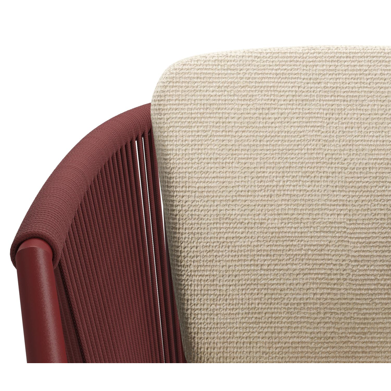 Chaise de jardin Orso en aluminium ruby et corde ronde tissée verticalement ruby avec coussin en All Weather Cosytica Althea Chalk