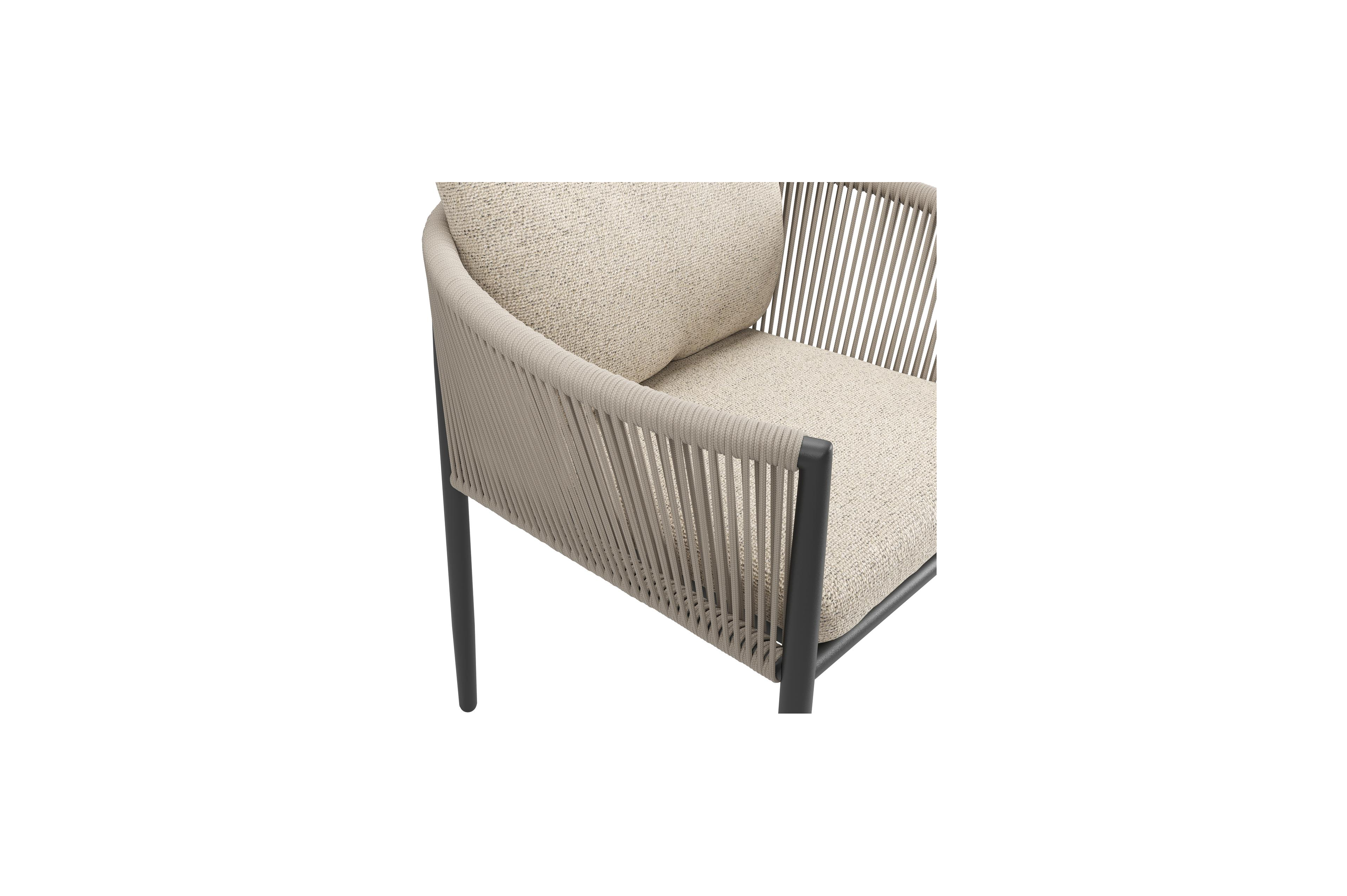 Organo tuinstoel in zwart aluminium en zwart verticaal geweven ronde rope met stoelkussen in All Weather Cosytica Marbella Beige