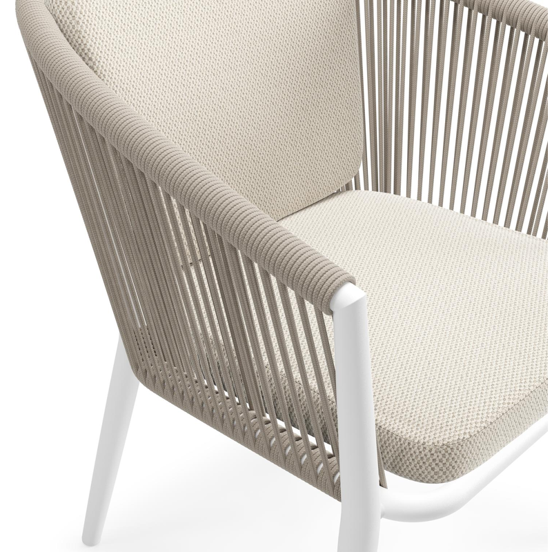 Orso tuinstoel in wit aluminium en beige verticaal geweven ronde rope met kussen in lopi marble all weather sunbrella® luxe
