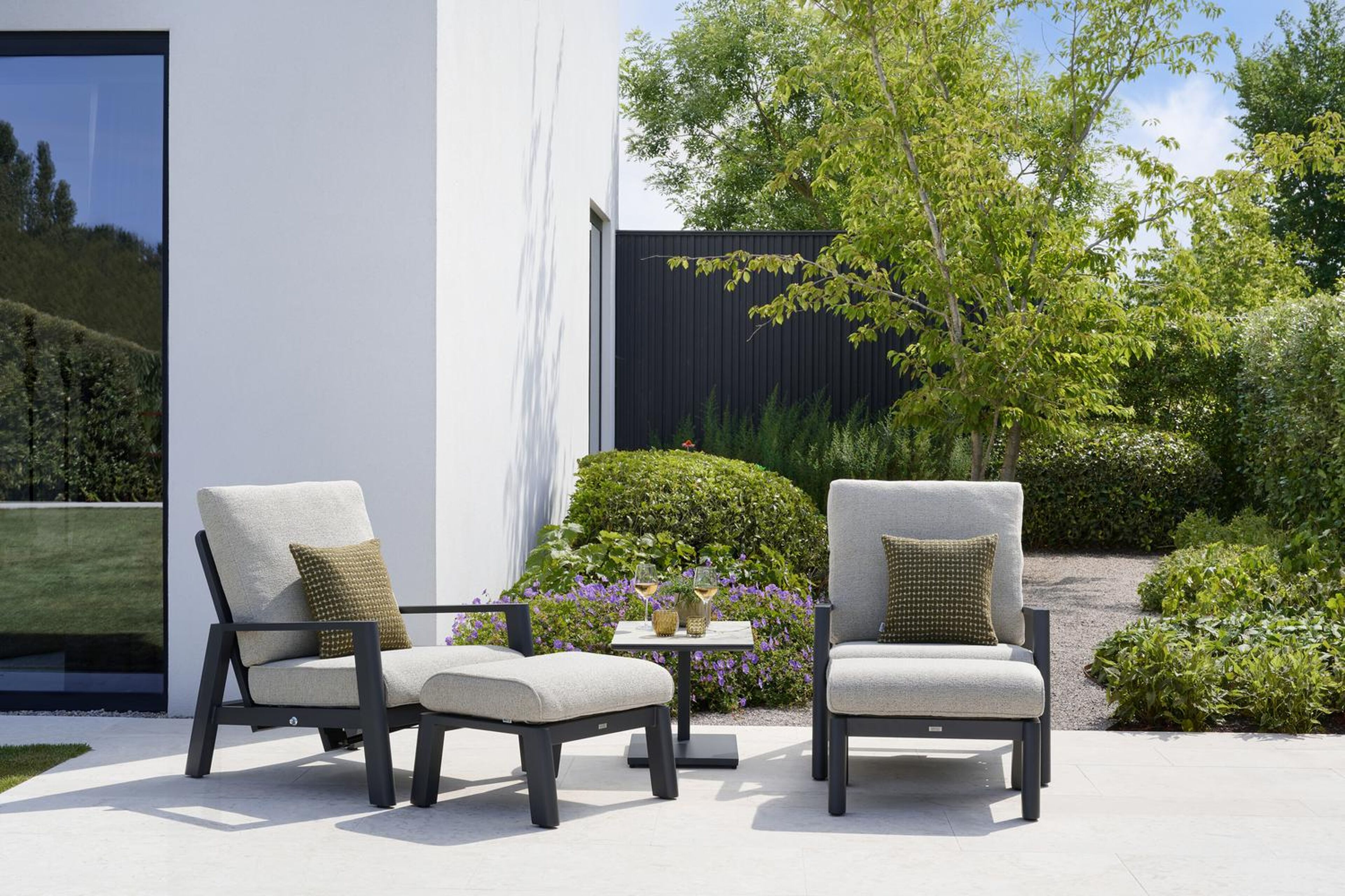 Cirello loungestoel 1-zit in zwart aluminium met chartres sooty all weather sunbrella® luxe kussen