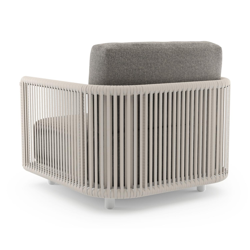 Fauteuil de jardin Organo en aluminium blanc et corde luxe plate tissée verticalement beige et coussin en all weather Sunbrella® luxe chartres drizzle