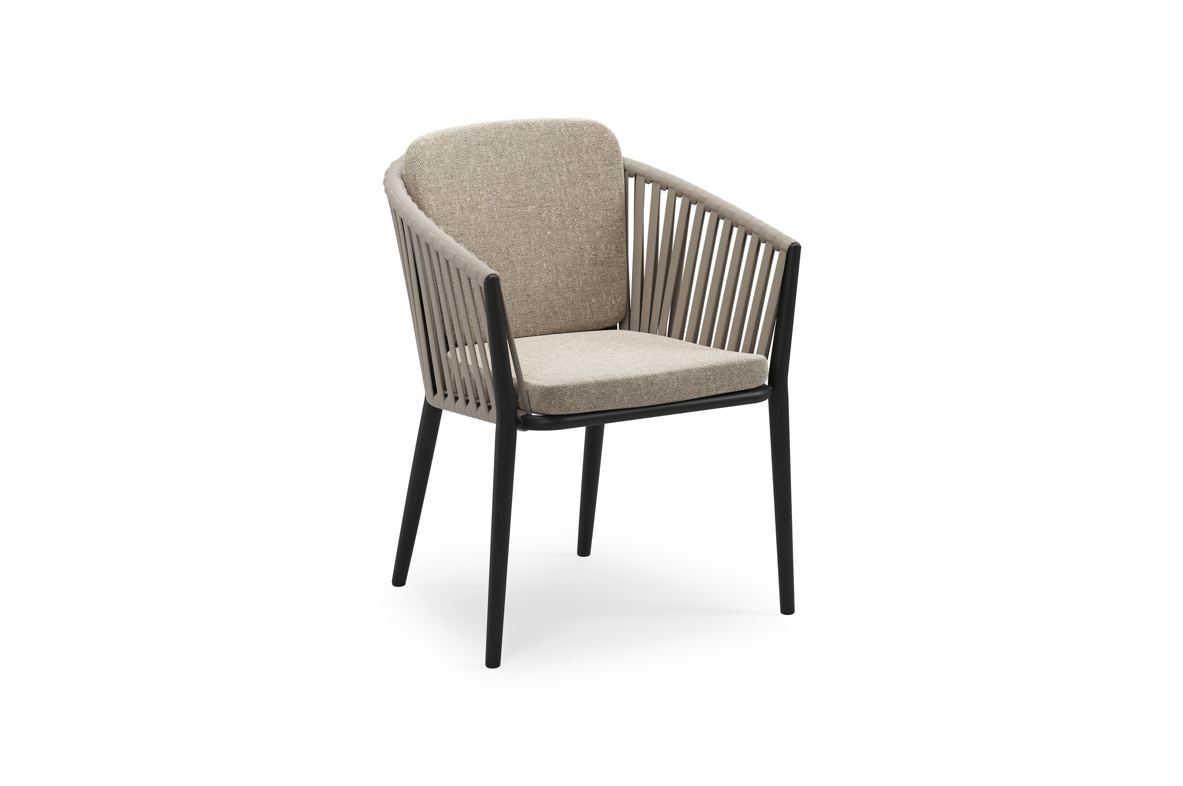 Orso stapelbare tuinstoel in zwart aluminium en beige verticaal geweven luxe vlakke brede rope met stoelkussen in All Weather Sunbrella® Luxe Chartres Pewter