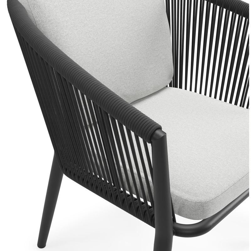 Orso tuinstoel in zwart aluminium en zwart verticaal geweven ronde rope met luxe zitkussen in All Weather Sunbrella® Luxe Natte Grey Chine