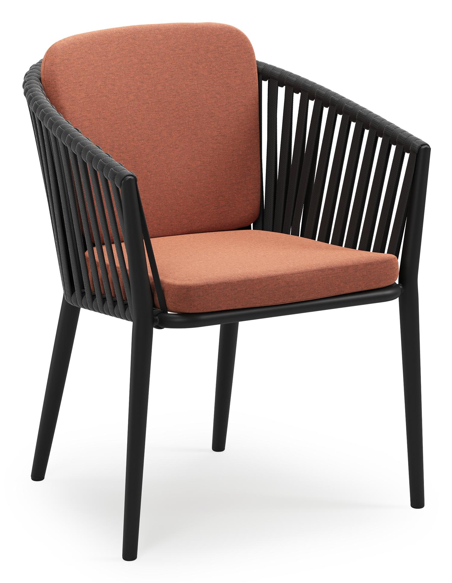 Orso stapelbare tuinstoel in zwart aluminium en zwart verticaal geweven luxe vlakke brede rope met stoelkussen in All Weather Sunbrella® Luxe Heritage Rust