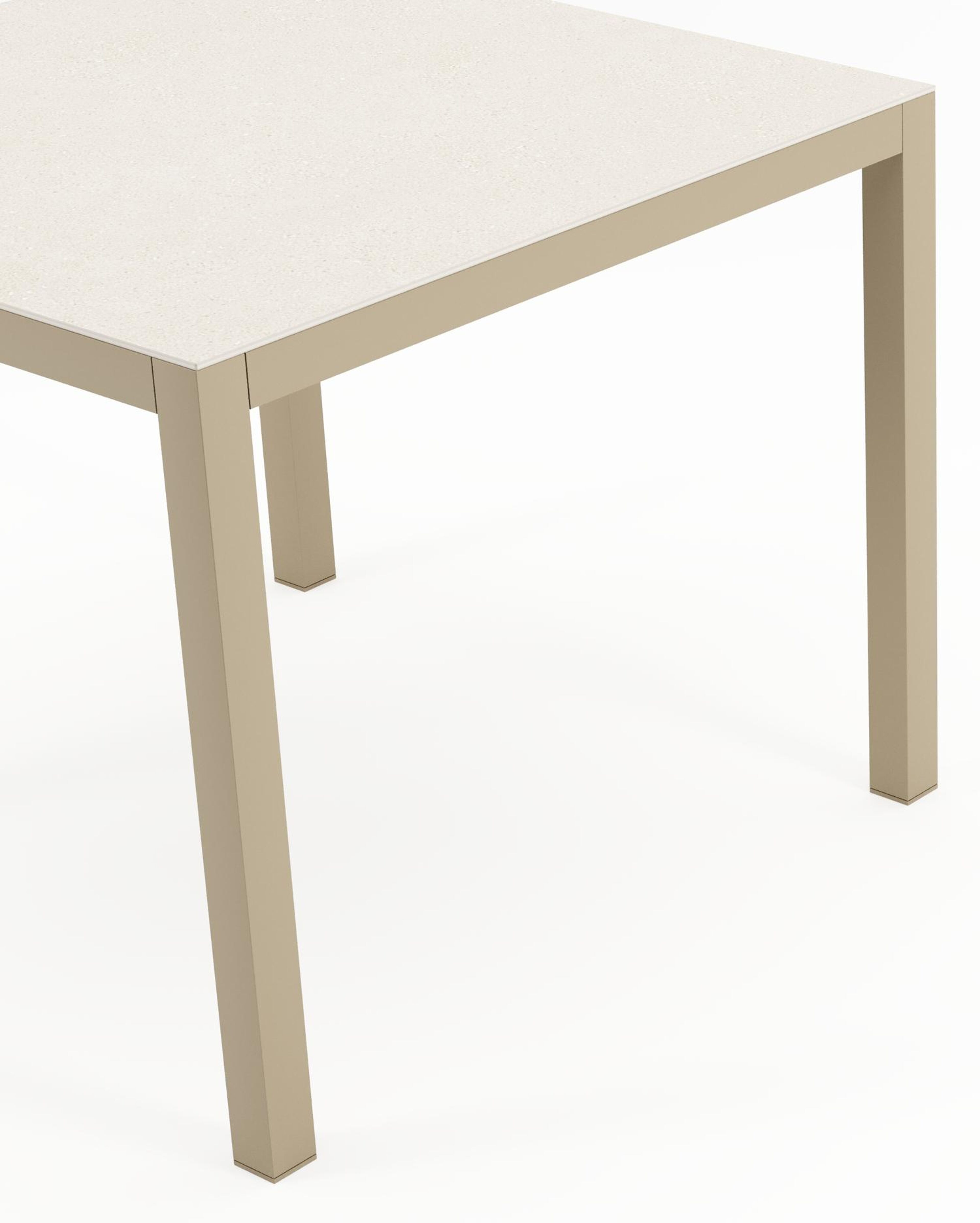 Feltro tuinset in beige aluminium en crema minerale sintered stone met 2 stapelbare Matera tuinstoelen