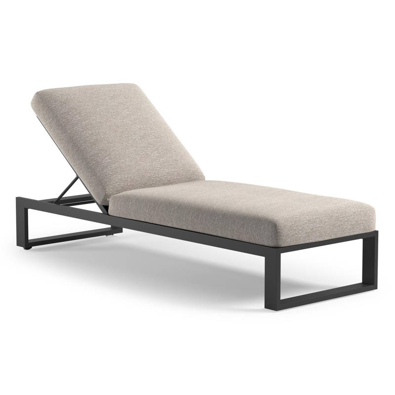 Chaise longue réglable Verato en aluminium noir et coussin en all weather Sunbrella® luxe tundra sand