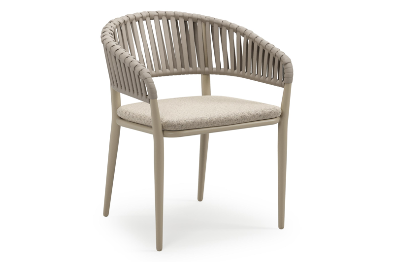 Tolfa stapelbare tuinstoel in beige aluminium en beige verticaal geweven luxe vlakke brede rope met stoelkussen in All Weather Cosytica Marbella Beige