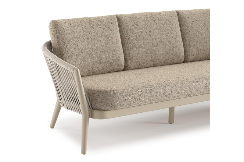 Orso loungeset in beige aluminium en beige verticaal geweven ronde rope met Bora Jungle all weather cosytica kussen